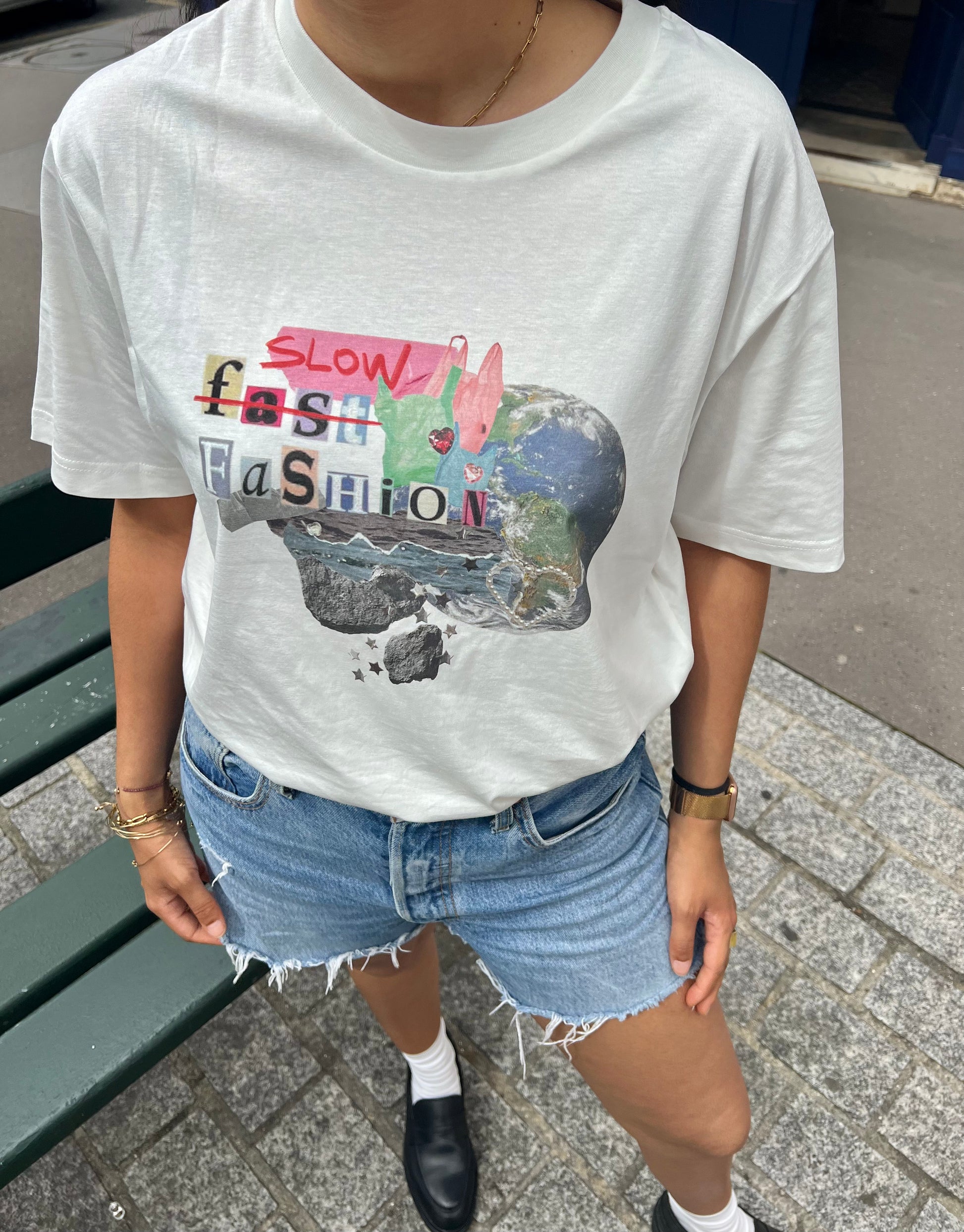 Tee-shirt avec design "Slow-Fashion". Design coloré avec méthode de collage (planète Terre, sac plastique)