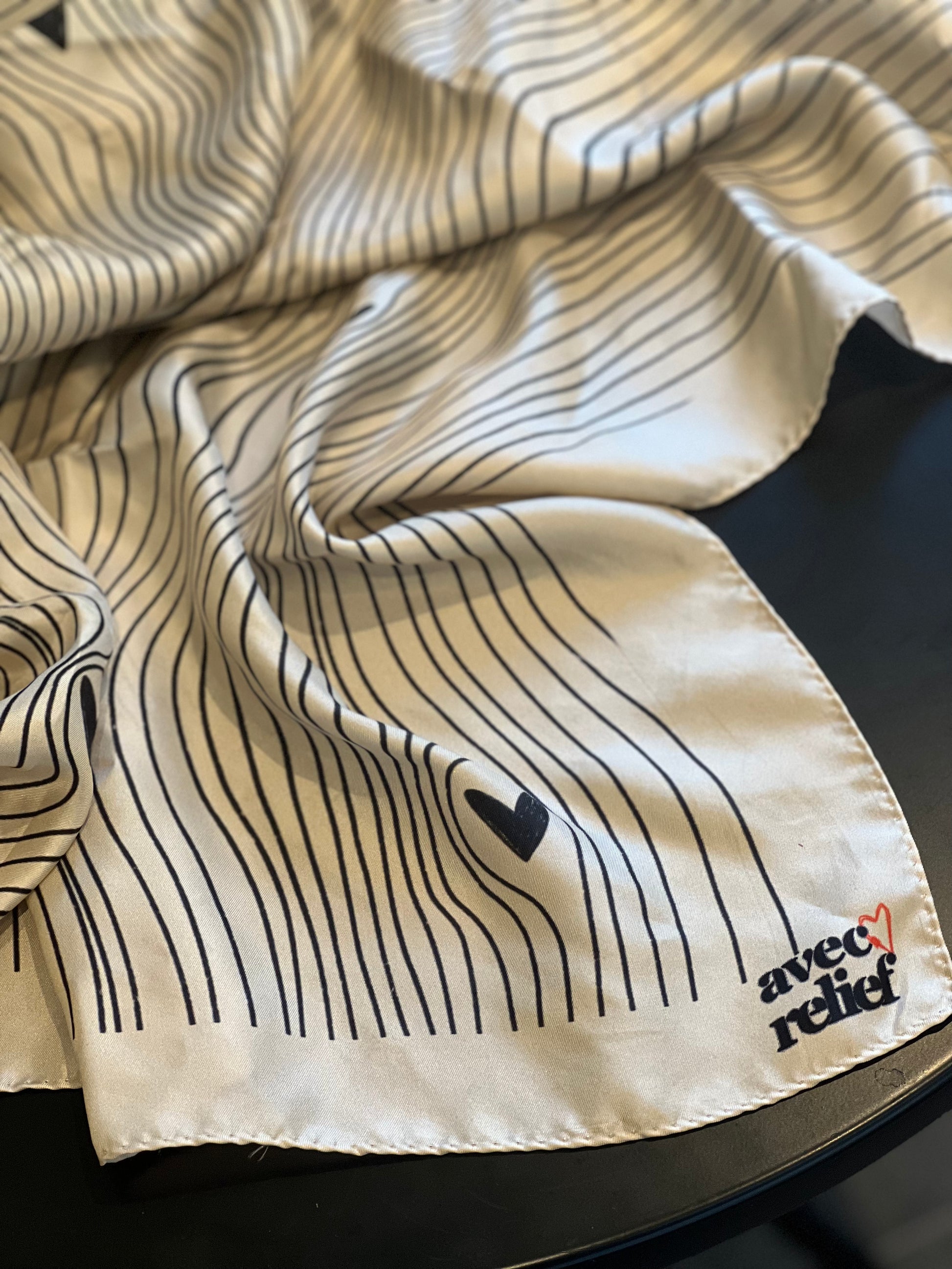 foulard 100% soie, design beige avec des motif lignes courbées et coeurs noires