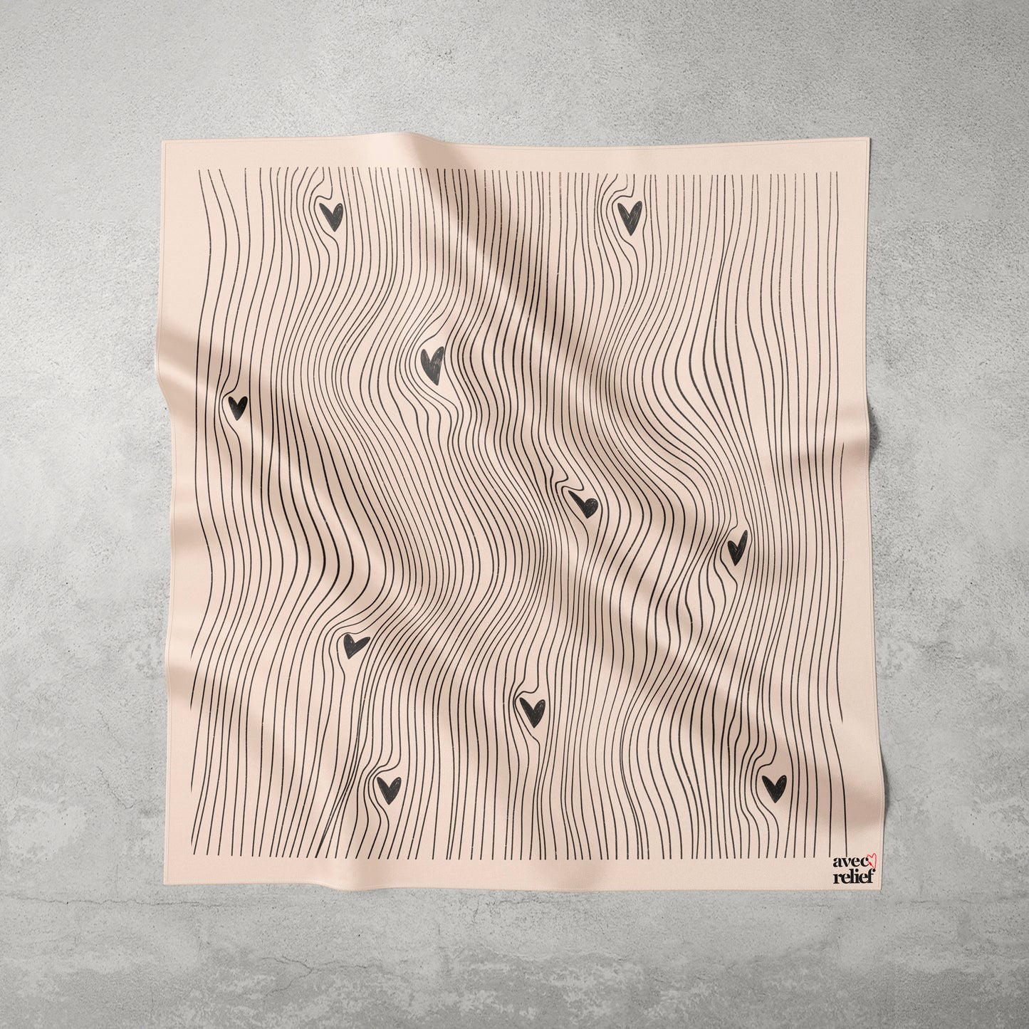 foulard 100% soie, design beige avec des motif lignes courbées et coeurs noires