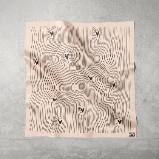 foulard 100% soie, design beige avec des motif lignes courbées et coeurs noires